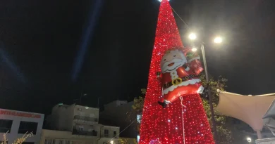 Η Κόρινθος υποδέχθηκε τη μαγεία των Χριστουγέννων με τη φωταγώγηση του χριστουγεννιάτικου δέντρου