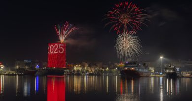 Φαντασμαγορικό υπερθέαμα στην υποδοχή του νέου έτους στον Πειραιά