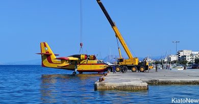 Canadair στο λιμάνι του Κιάτου. Εικόνες από την ανέλκυση