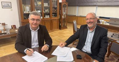 Υπογράφτηκε η σύμβαση για τη μεγαλύτερη δημοτική και αγροτική οδοποιία στην ιστορία του Δήμου Κορινθίων | 4,5 εκατομμύρια ευρώ, για 88 χιλιόμετρα νέων δρόμων, με 37% έκπτωση