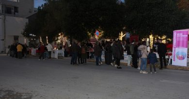 Άρωμα Χριστουγέννων στο Κιάτο, άναψε το χριστουγεννιάτικο δέντρο.