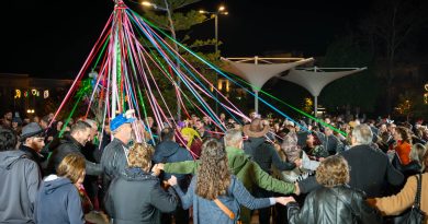 Ήταν ένα μοναδικό πανηγύρι! Το Καρναβάλι ξεκίνησε και η Κόρινθος γιόρτασε ξανά! Η πλατεία γέμισε ζωή και οι Απόκριες έκανε την πρώτη τους εμφάνιση